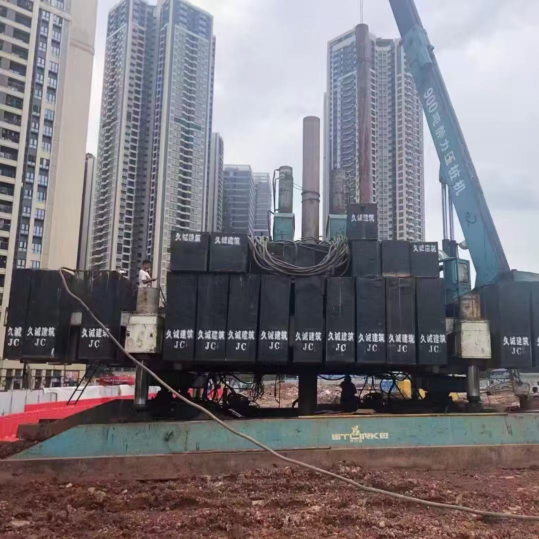 900吨静力压桩机施工